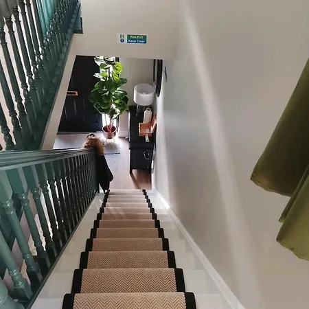 Проживание в семье Brady *